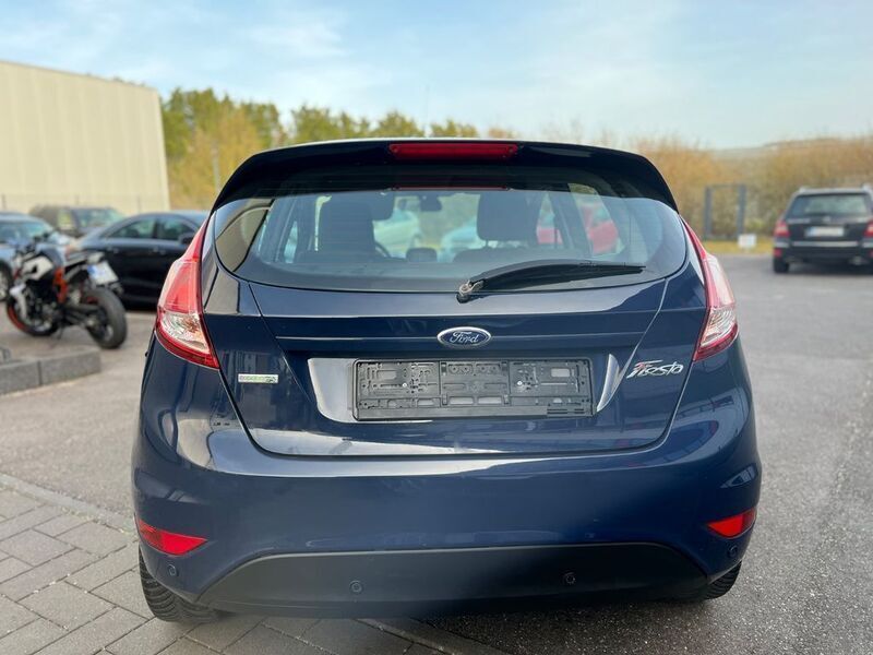 Gebraucht Ford Fiesta Celebration 101 PS (74 kW) 2016 Blazerblau Kleinwagen