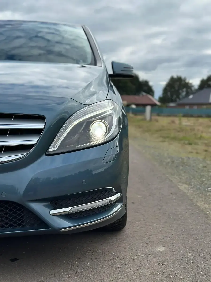 Gebraucht Mercedes B200 136 PS (100 kW) 2012 Blau Kleinwagen