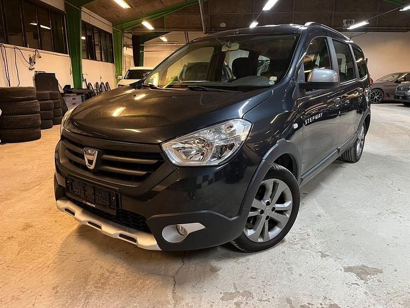 Grau Gebraucht 2017 Dacia Lodgy Stepway Van / Kleinbus | 6.295 € (Guter Preis) - Bild 1/4