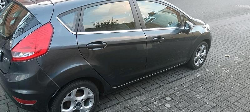 Gebraucht Ford Fiesta 92 PS (67 kW) 2010 Grau Kleinwagen