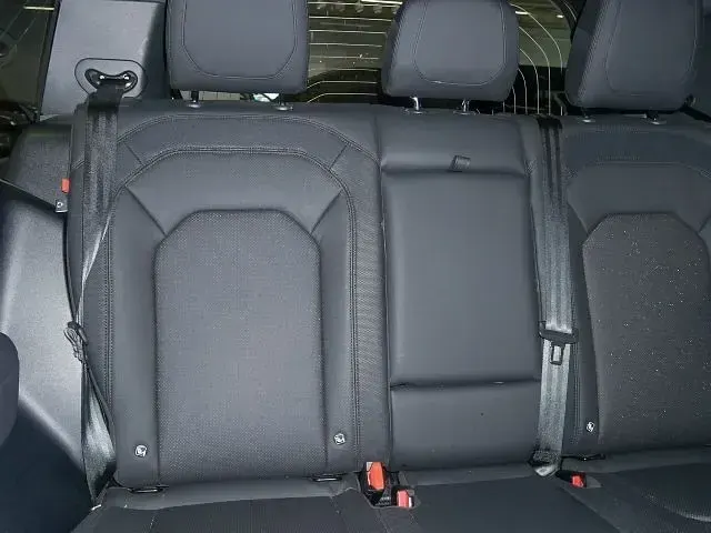 Gebraucht Land Rover Defender SE 200 PS (147 kW) 2023 Pangea green (metallic) SUV