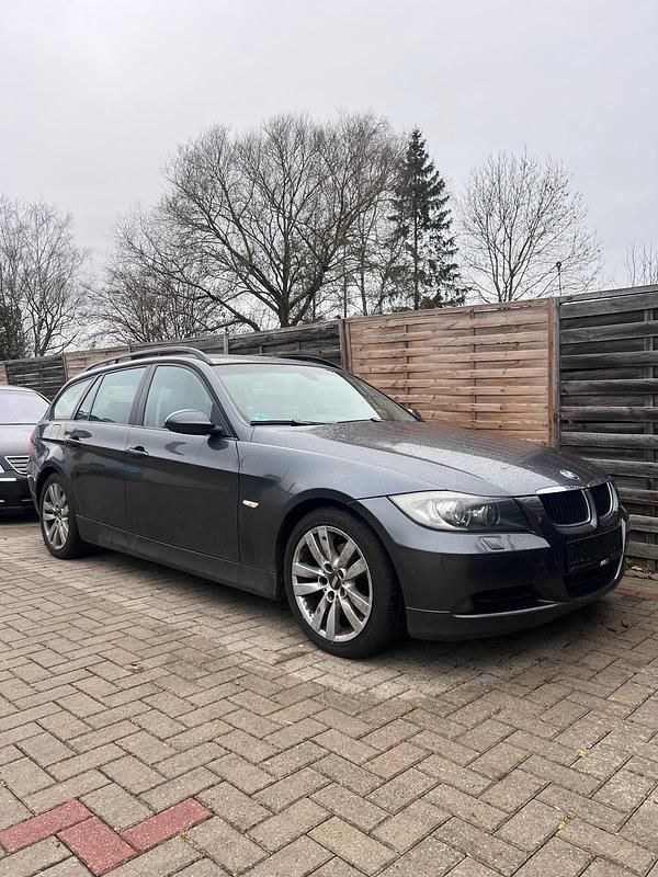Grau Gebraucht 2005 BMW 320 Kombi | 2.480 € (Guter Preis) - Bild 1/4