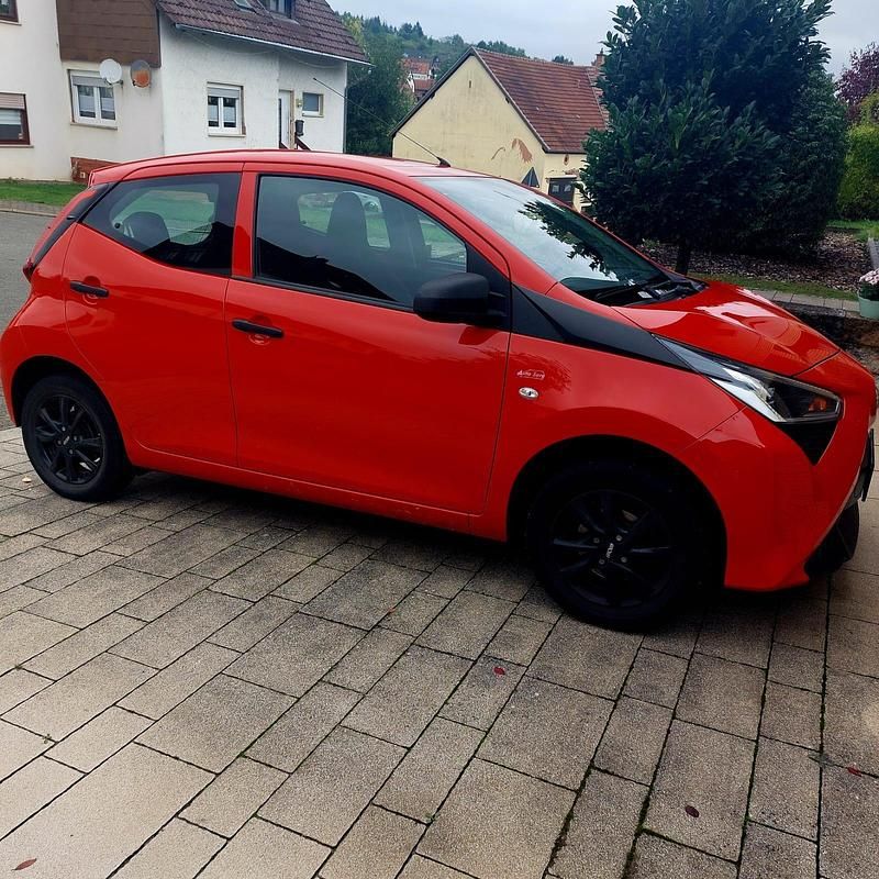 Rot Gebraucht 2021 Toyota Aygo Kleinwagen | 7.700 € (Superpreis) - Bild 1/4