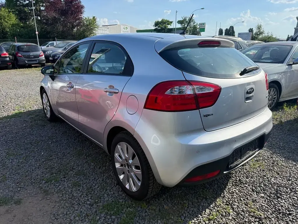 Gebraucht Kia Rio Spirit 90 PS (66 kW) 2012 Silber Limousine
