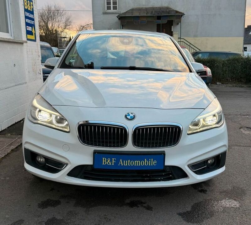 Weiß Gebraucht 2016 BMW 216 Gran Tourer Luxury Line Van / Kleinbus | 13.900 € (Etwas zu teuer) - Bild 1/4