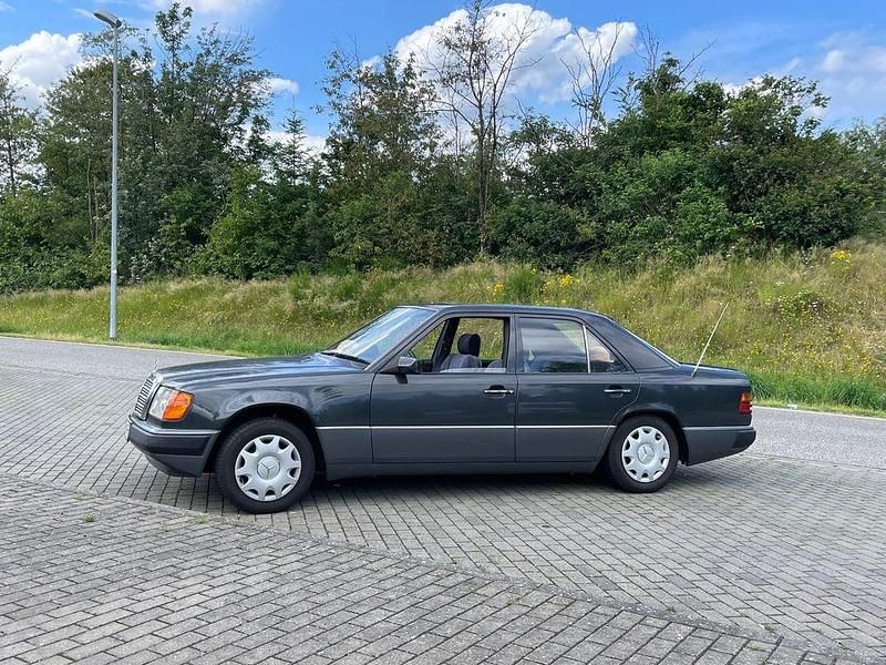 Schwarz Gebraucht 1992 Mercedes 200 Limousine | 8.900 € - Bild 1/4