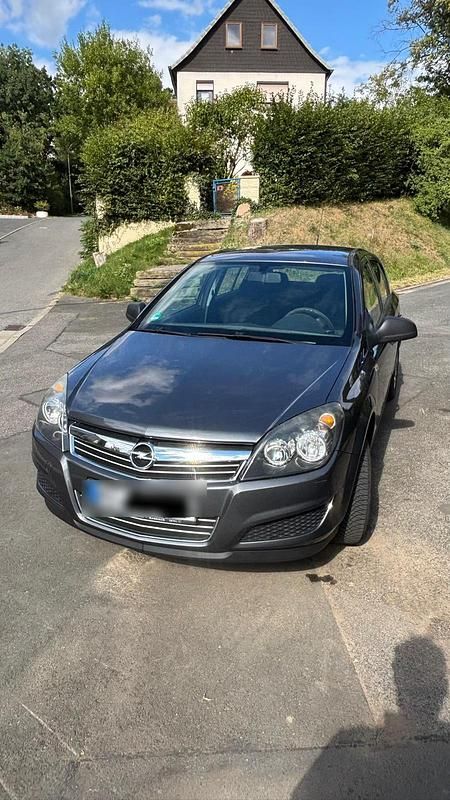 Grau Gebraucht 2009 Opel Astra Limousine | 2.000 € (Fairer Preis) - Bild 1/4