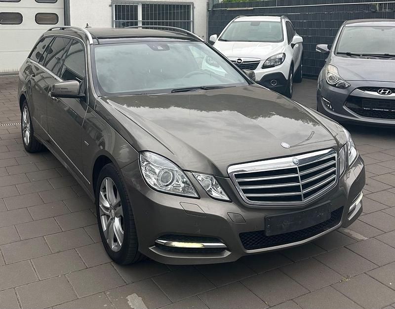 Grau Gebraucht 2011 Mercedes E200 Kombi | 5.700 € (Guter Preis) - Bild 1/4