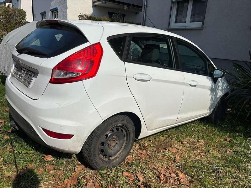 Gebraucht Ford Fiesta Ambiente 82 PS (60 kW) 2011 Weiß Kleinwagen