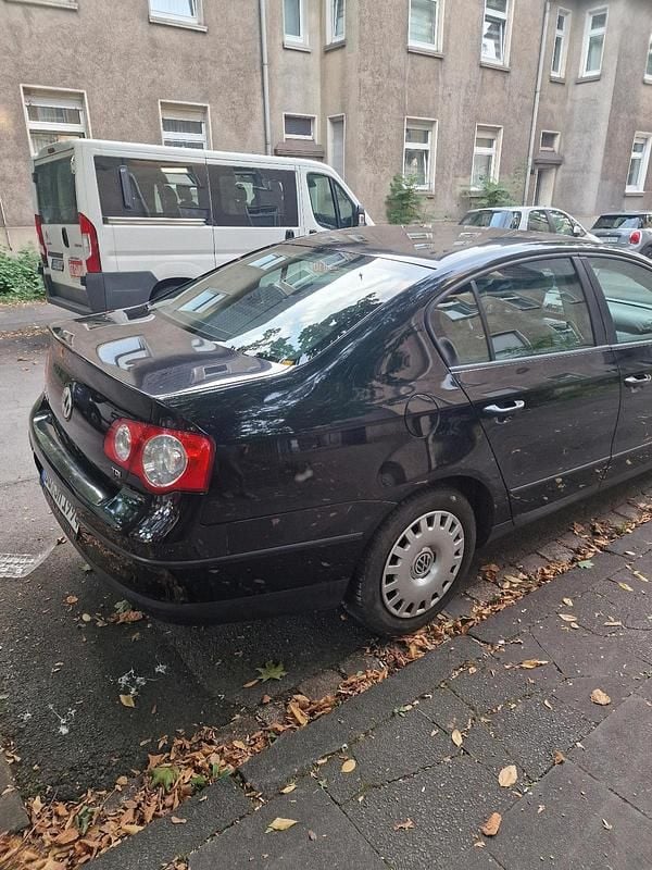 Schwarz Gebraucht 2006 VW Passat Limousine | 2.400 € (Fairer Preis) - Bild 1/4