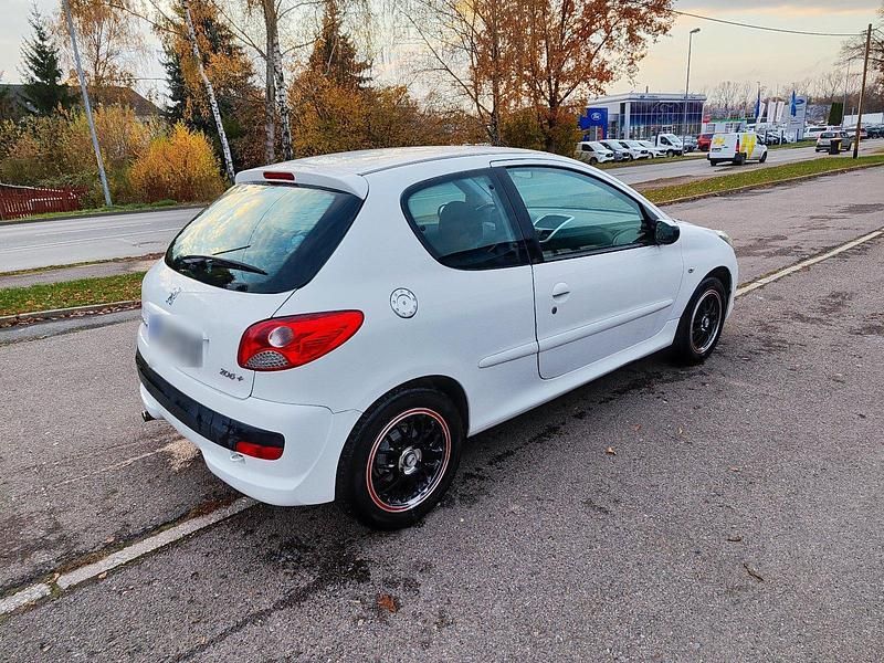 Gebraucht Peugeot 206+ 74 PS (54 kW) 2011 Weiß Kleinwagen