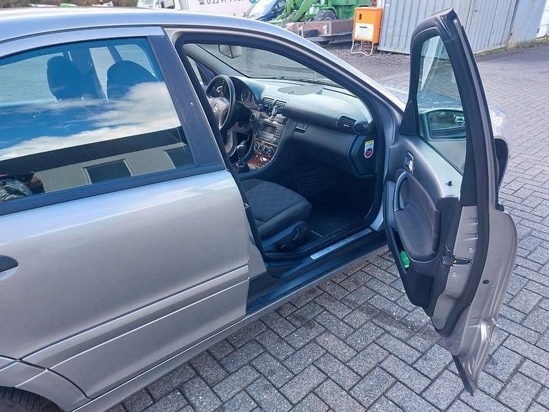 Gebraucht Mercedes C220 Classic 150 PS (110 kW) 2006 Gold Limousine