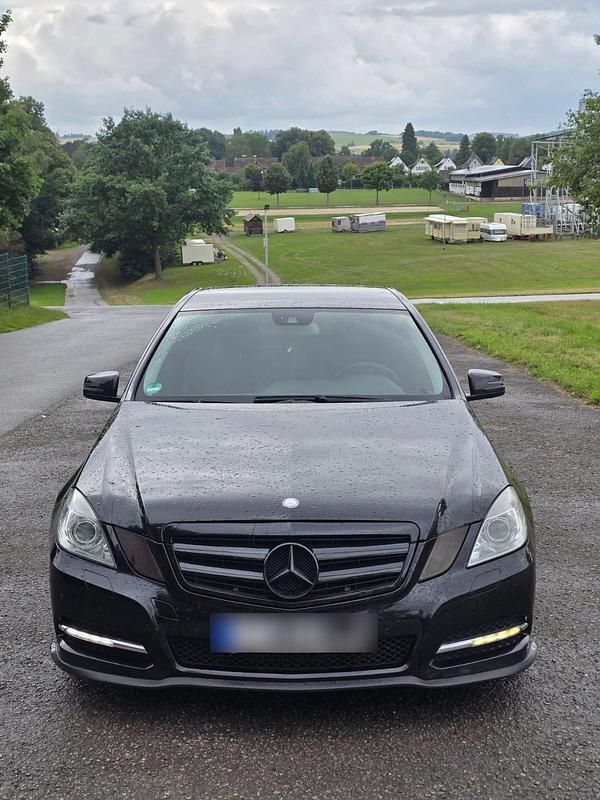 Schwarz Gebraucht 2011 Mercedes E220 Limousine | 7.000 € (Guter Preis) - Bild 1/4