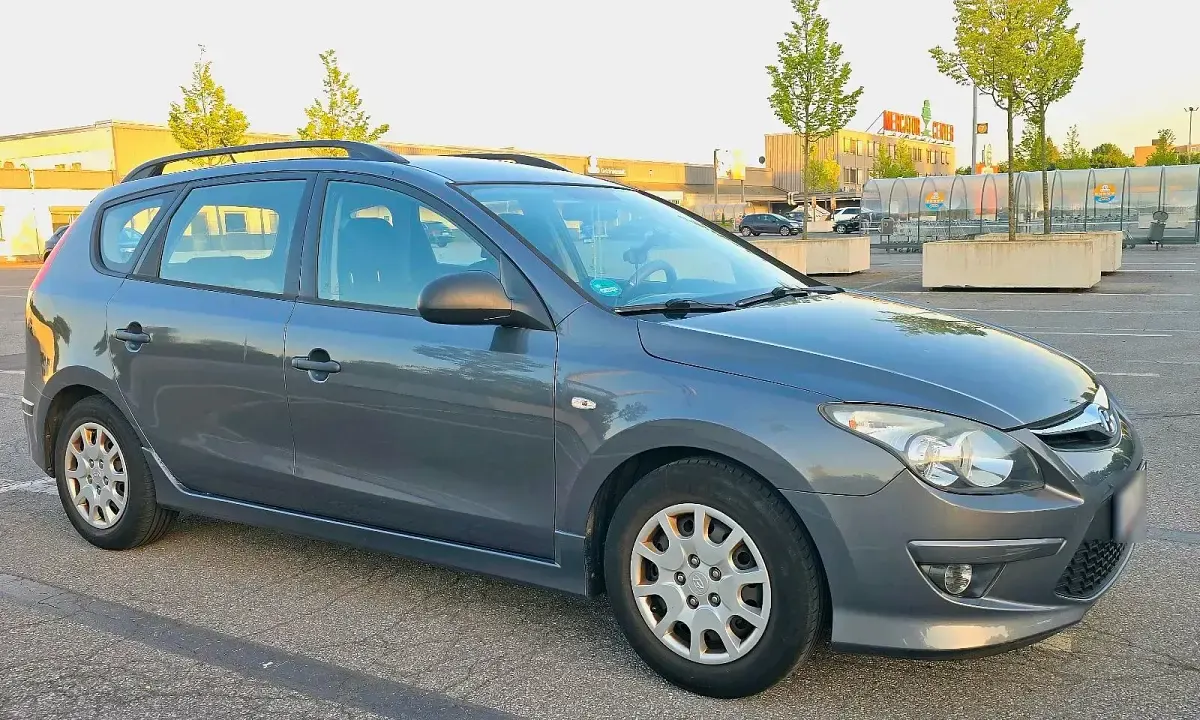 Gebraucht Hyundai i30 109 PS (80 kW) 2011 Grau Kombi