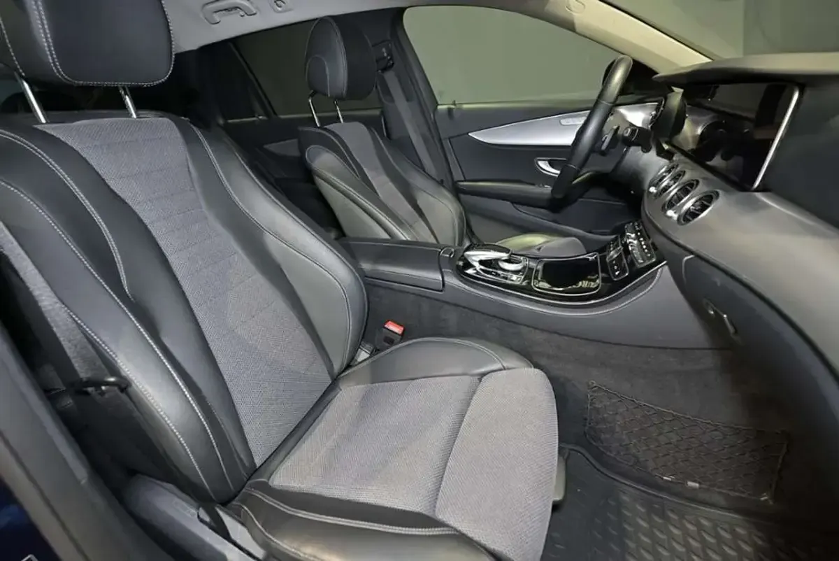 Gebraucht Mercedes E220 Night 194 PS (142 kW) 2019 Cavansitblau metallic Limousine