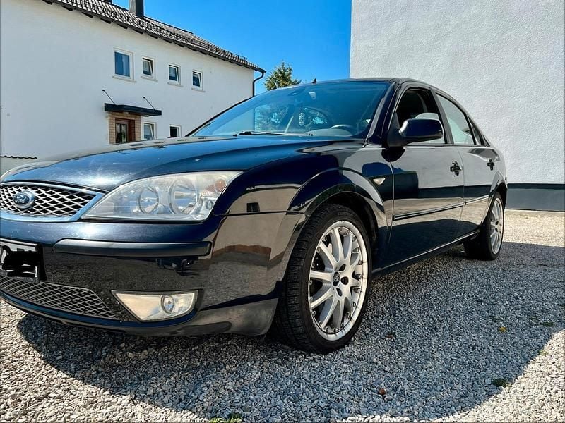 Usado Ford Mondeo 125 CV (91 kW) 2005 Negro Berlina