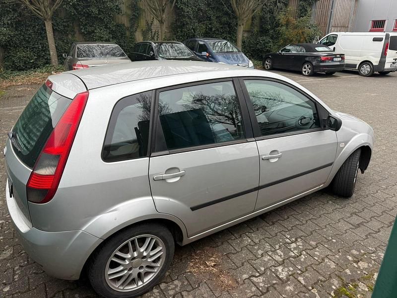 Gebraucht Ford Fiesta 60 PS (44 kW) 2005 Grau Kleinwagen