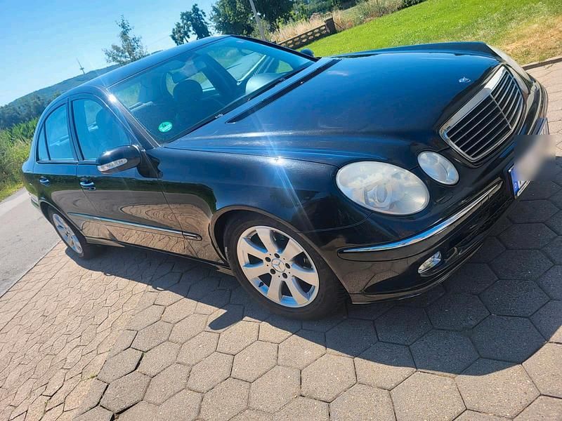 Schwarz Gebraucht 2005 Mercedes E220 Limousine | 3.350 € - Bild 1/4