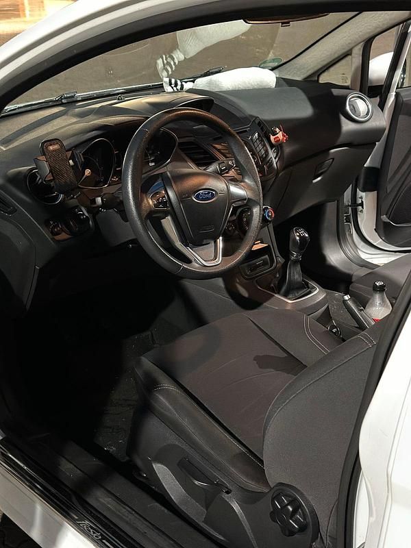 Weiß Gebraucht 2014 Ford Fiesta Kleinwagen | 4.500 € - Bild 1/4