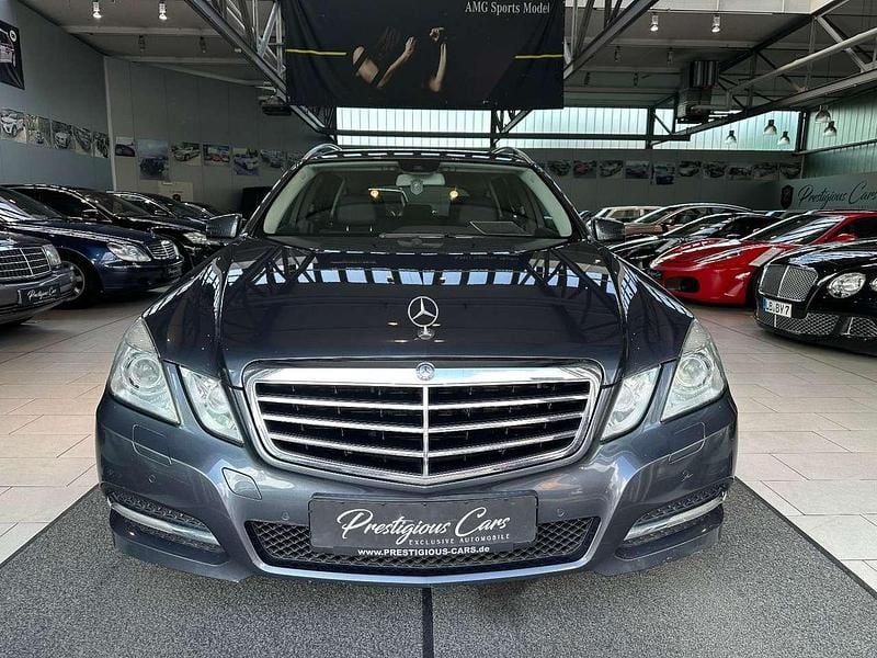 Grau Gebraucht 2011 Mercedes E350 Avantgarde Kombi | 12.949 € (Etwas zu teuer) - Bild 1/4