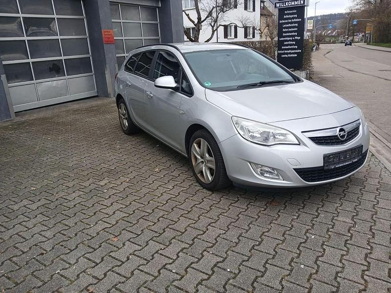 Gebraucht Opel Astra Edition 110 PS (80 kW) 2011 Silber Kombi