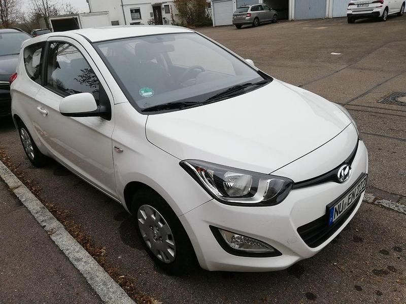 Gebraucht Hyundai i20 Edition 86 PS (63 kW) 2012 Weiß Kleinwagen