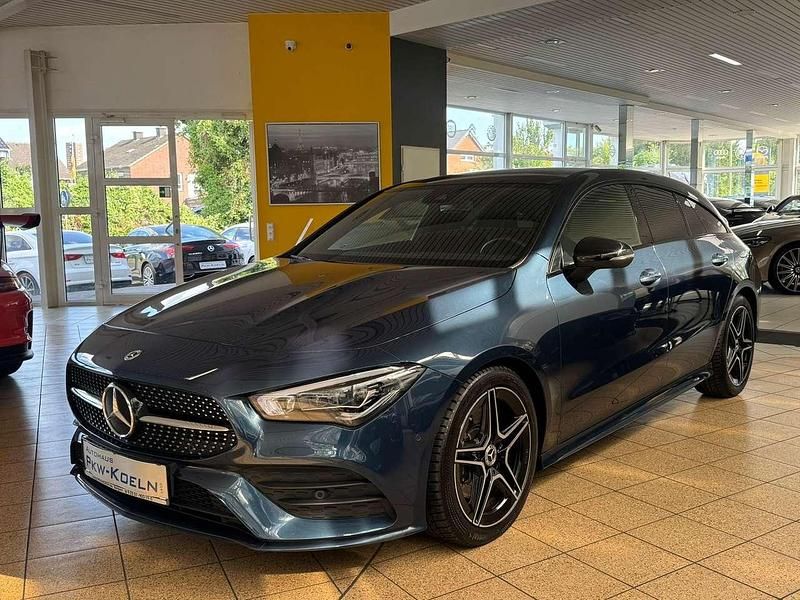 Denimblau metalliclack (metallic) Gebraucht 2023 Mercedes CLA200 AMG Kombi | 30.999 € (Fairer Preis) - Bild 1/4