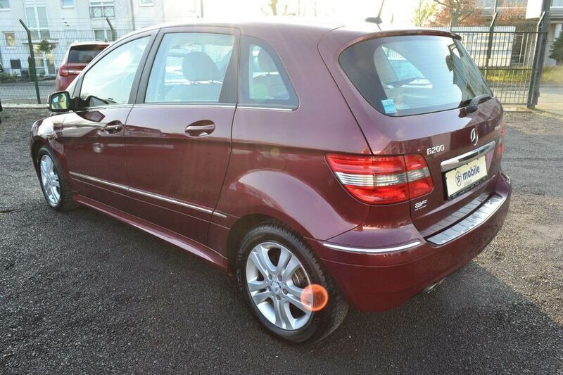 Gebraucht Mercedes B200 193 PS (141 kW) 2009 Rot metallic Van / Kleinbus