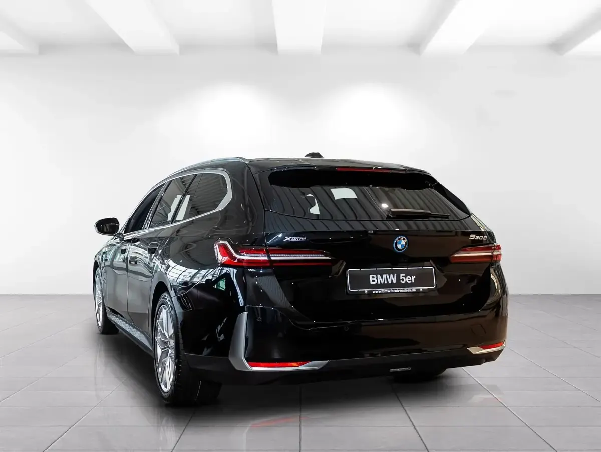 Neu BMW 530 Performance 299 PS (219 kW) 2026 Black sapphire metallic (schwarz) Limousine