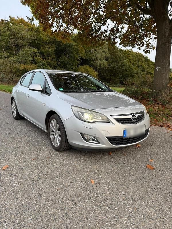Grau Gebraucht 2011 Opel Astra Kleinwagen | 3.100 € (Fairer Preis) - Bild 1/4