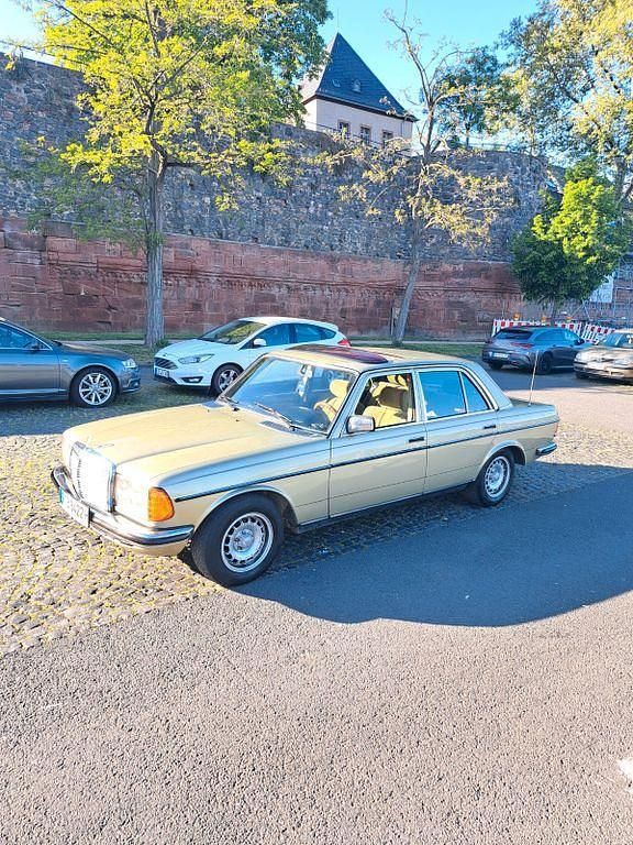 Gebraucht Mercedes E280 185 PS (136 kW) 1981 Grün Limousine