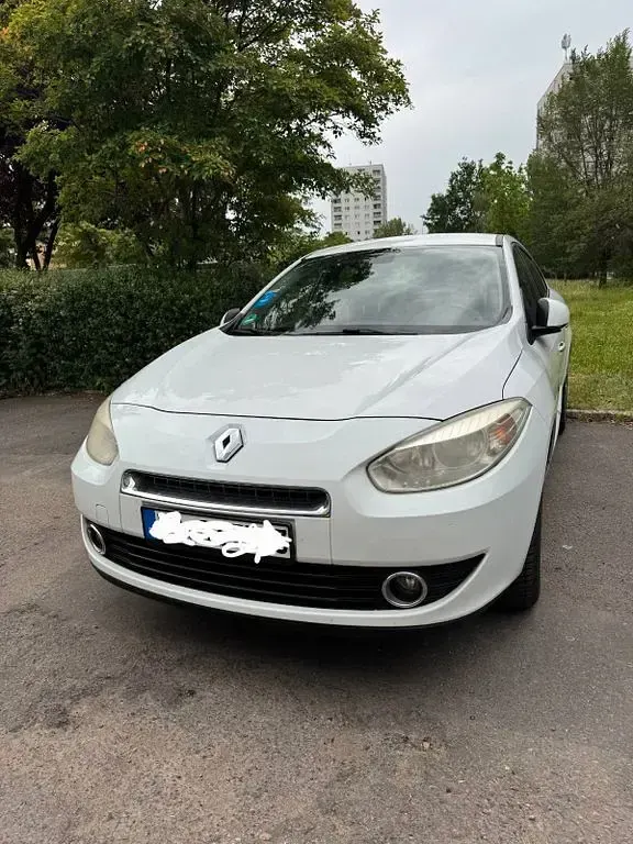 Gebraucht Renault Fluence Dynamique 140 PS (102 kW) 2011 Weiß Limousine