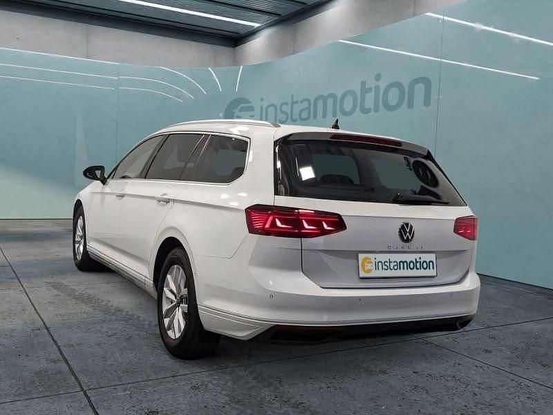 Weiß Gebraucht 2023 VW Passat Kombi | 27.449 € (Fairer Preis) - Bild 1/4
