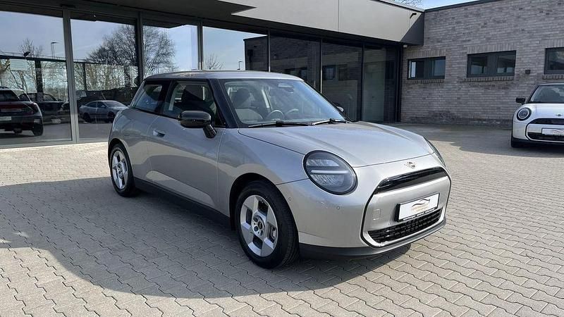 Neu Mini Cooper Essential 135 kW (184 PS) 2026 Silber Kleinwagen