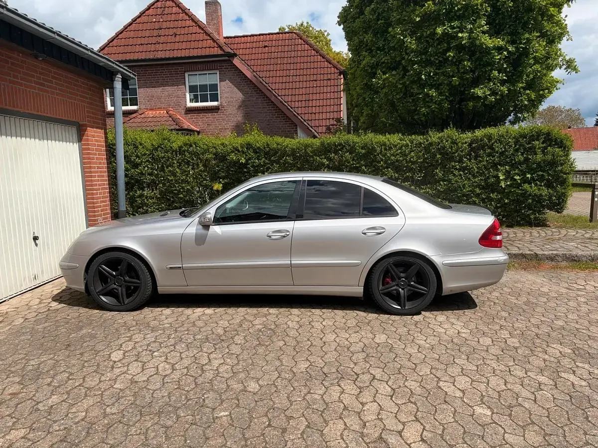 Używany Mercedes E280 2005 Srebrny Sedan/Limuzyna