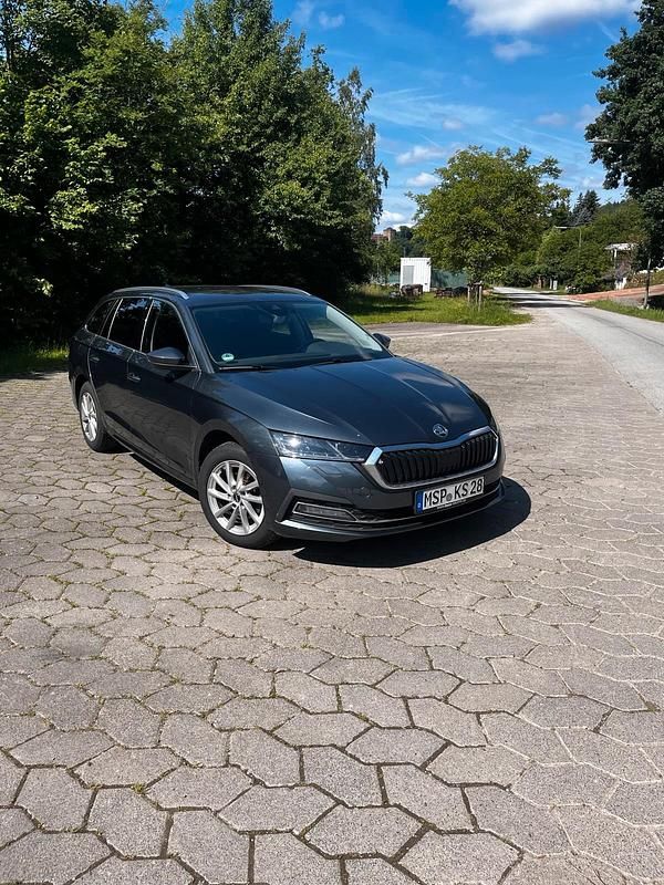Grau Gebraucht 2021 Skoda Octavia Kombi | 17.900 € (Guter Preis) - Bild 1/4