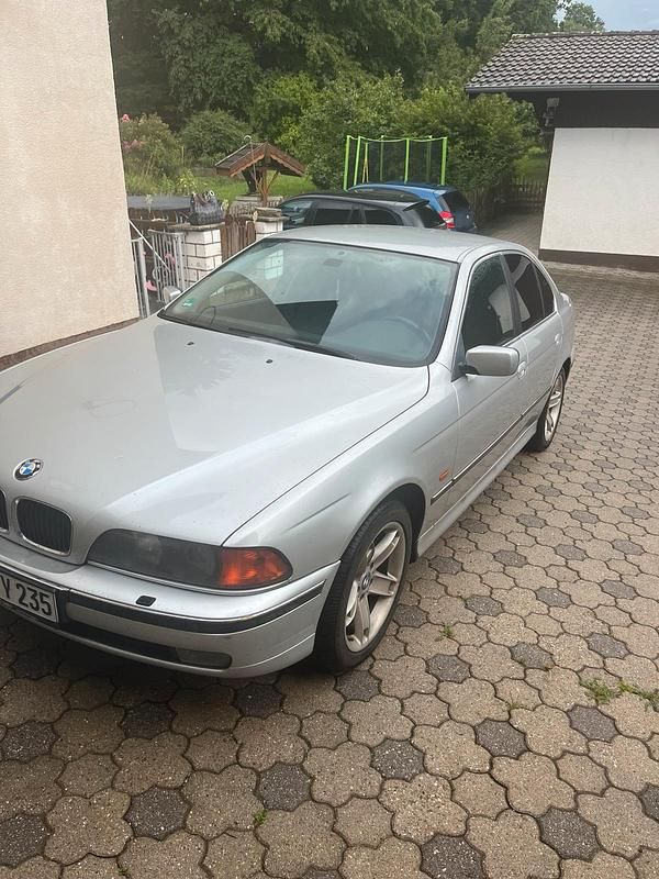Silber Gebraucht 1997 BMW 520 Limousine | 3.777 € (Fairer Preis) - Bild 1/4