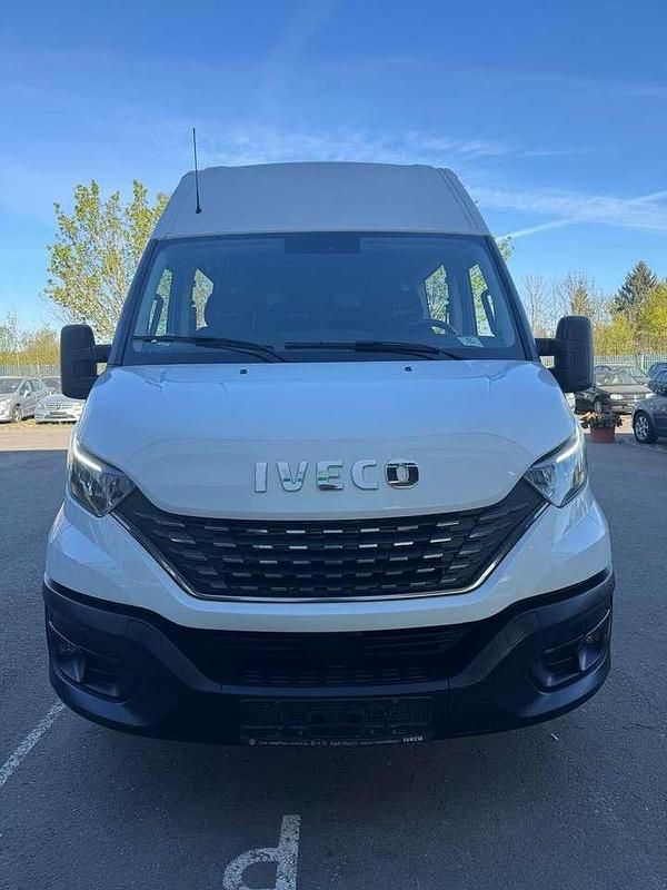 Second-hand Iveco Daily 155 CP (114 kW) 2021 Alb Monovolum