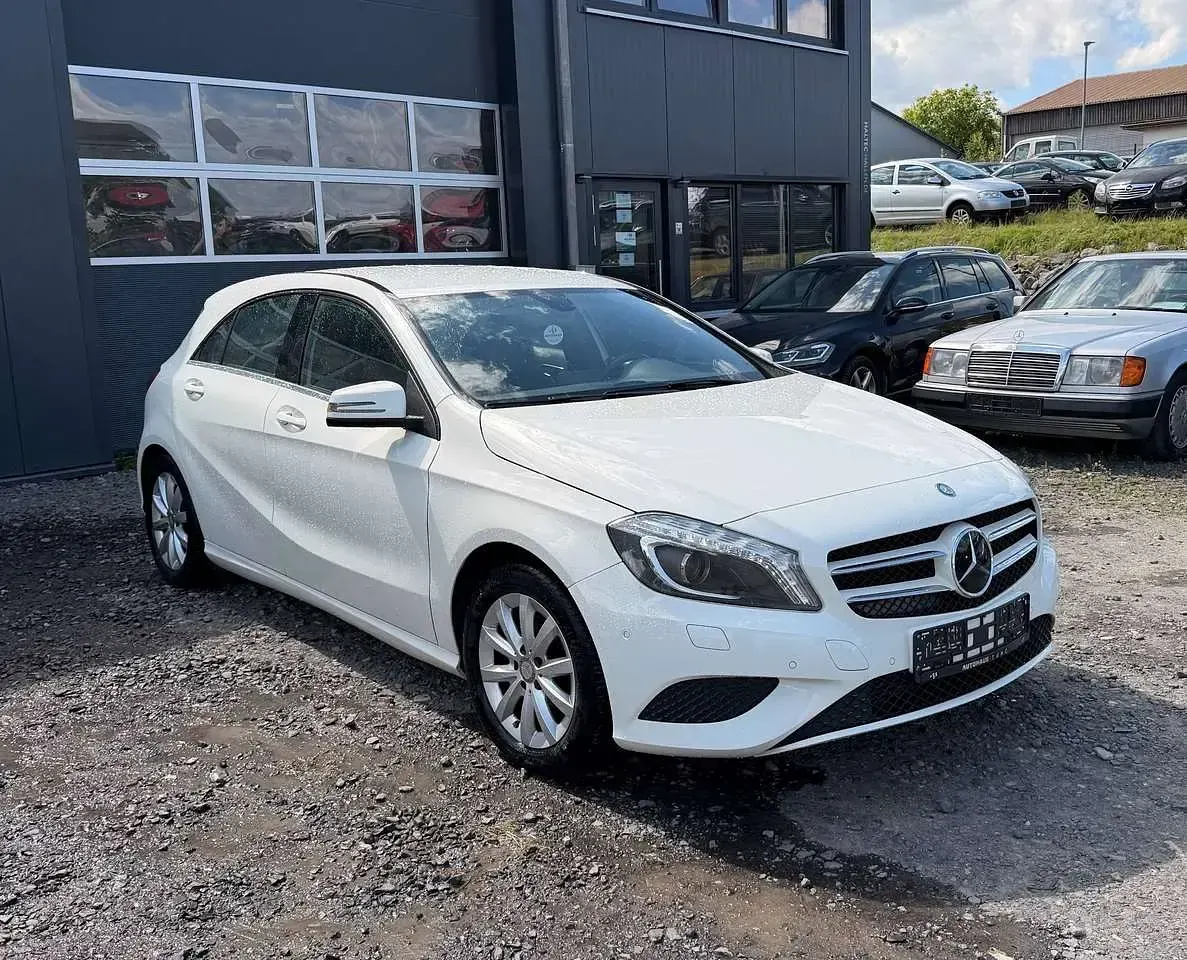 Gebraucht Mercedes A180 122 PS (89 kW) 2014 Calcitweiss  unilack Limousine