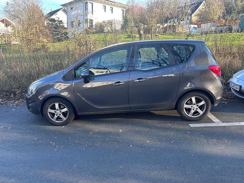 Grau Gebraucht 2011 Opel Meriva Innovation Van / Kleinbus | 2.700 € (Superpreis) - Bild 1/4