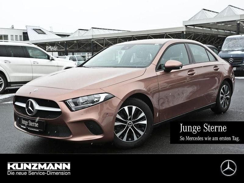 Gold Gebraucht 2022 Mercedes A180 Limousine | 22.500 € (Guter Preis) - Bild 1/4