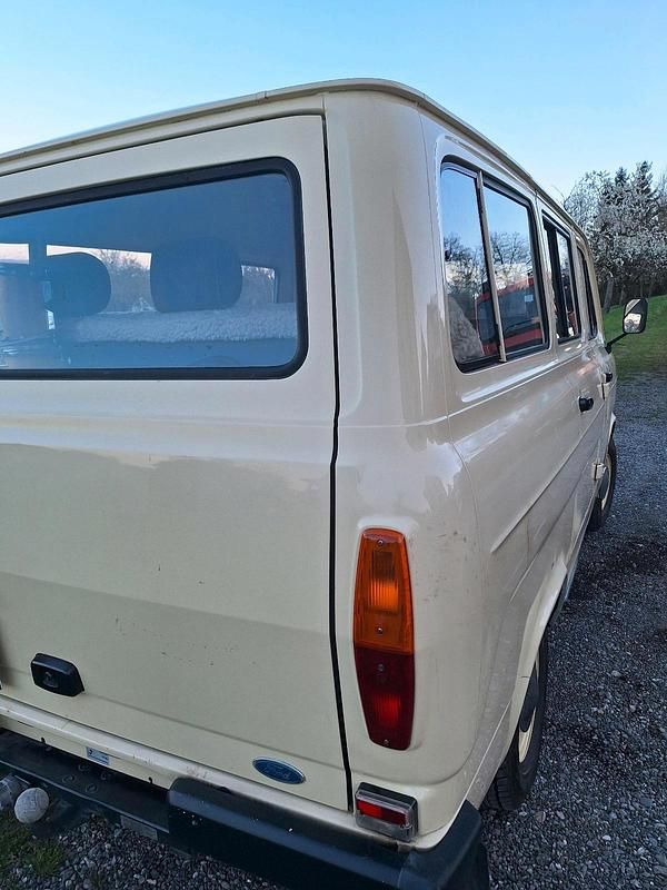 Second-hand Ford Transit 78 CP (57 kW) 1981 Bej Monovolum