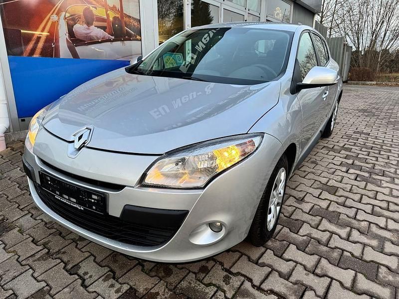 Grau Gebraucht 2009 Renault Mégane Expression Limousine | 5.900 € (Fairer Preis) - Bild 1/4