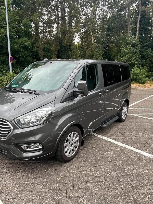 Grau Gebraucht 2023 Ford Tourneo Custom Titanium X Van / Kleinbus | 42.000 € (Guter Preis) - Bild 1/4