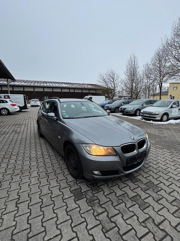 Gebraucht BMW 320 177 PS (130 kW) 2009 Grau Kombi
