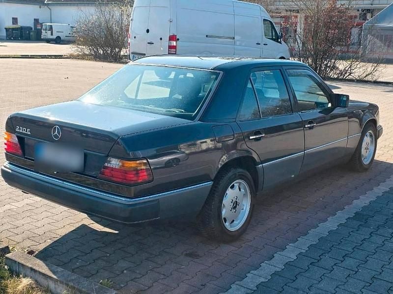 Second-hand Mercedes E230 132 CP (97 kW) 1992 Negru Berlinǎ