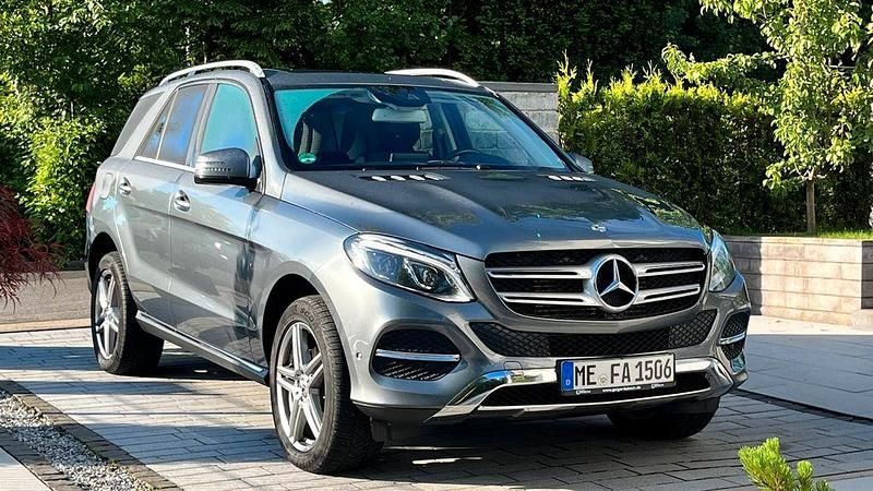 Grau Gebraucht 2018 Mercedes GLE350 SUV | 32.900 € (Fairer Preis) - Bild 1/4