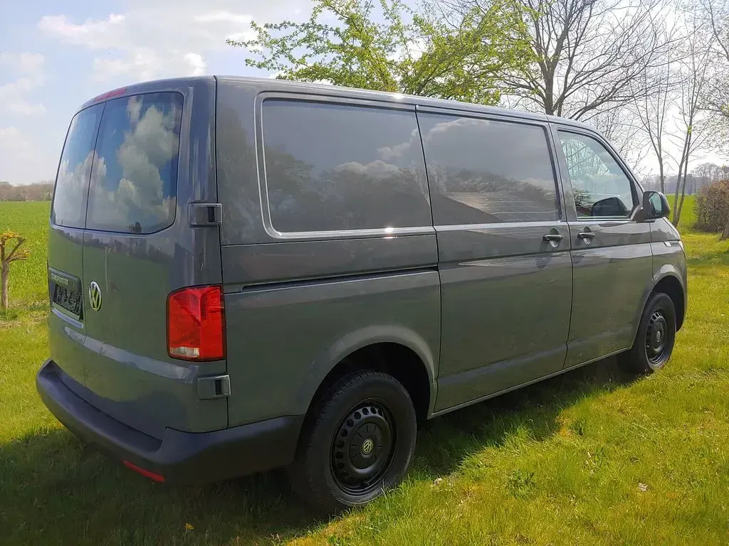 Gebraucht VW T6.1 90 PS (66 kW) 2021 Grau Van