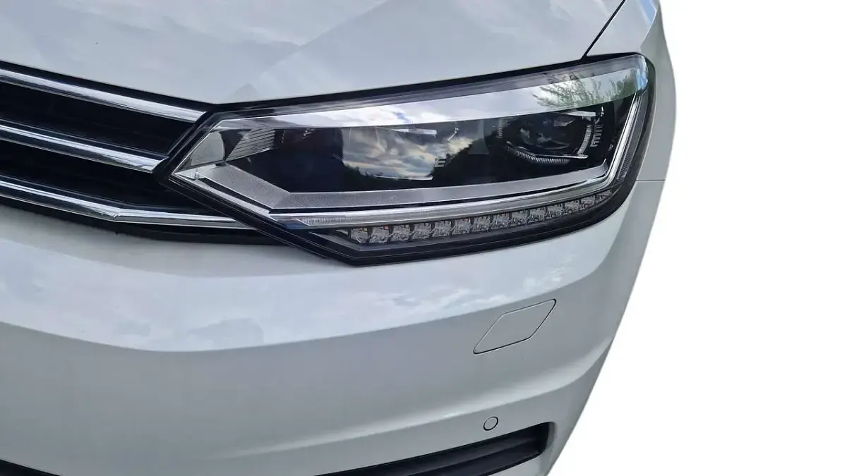Gebraucht VW Touran Move 122 PS (89 kW) 2024 Oryxweiß perlmutteffekt Van / Kleinbus