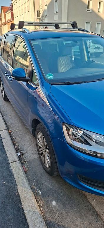 Blau Gebraucht 2018 VW Sharan Comfortline Van / Kleinbus | 17.999 € (Superpreis) - Bild 1/4